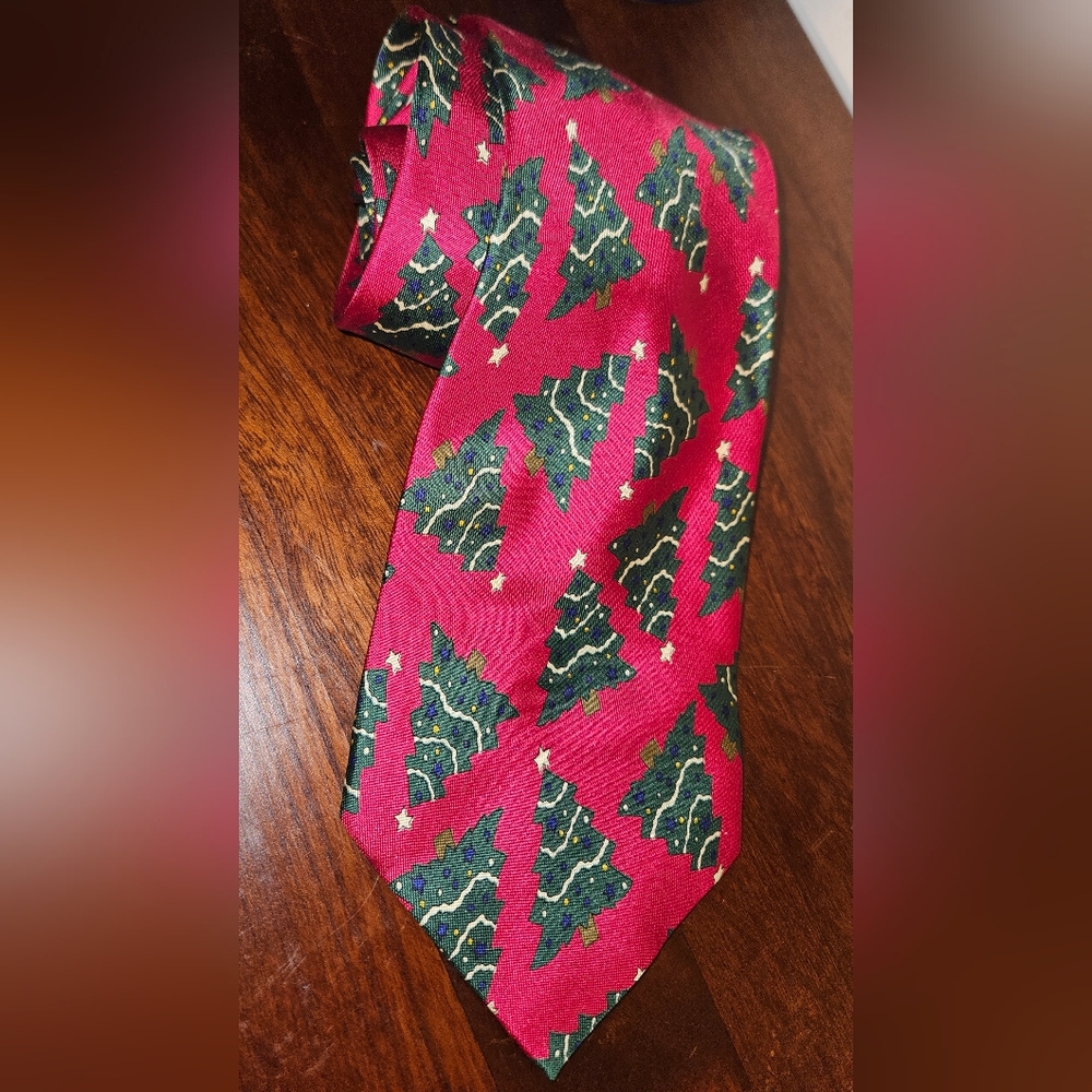 Men's vintage Christmas tree neck tie. 👔